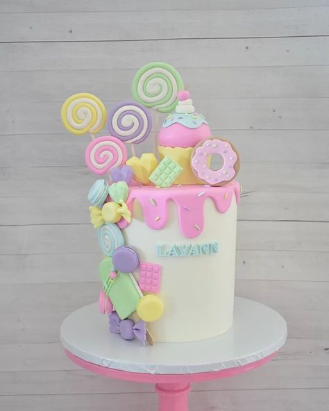 Candyland Fondant Cake, Pink Candy Cake, Sweets Themed Birthday Cake, Candy Theme Birthday Party Cake, Cake Candy Theme, Candyland Cake Ideas, Candy Land Cakes, Candy Land Cake Ideas, Cake With Candy On Top