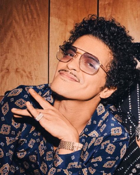 Bruno Mars Fanpage on Instagram: “too fine 😩 & cute 🥺 but the curls are popping and i love it !” Bruno Mars Concert, Mixed Guys, Addams Family Costumes, Perfect Music, Charming Man, Hottest Guy Ever, Bruno Mars, Black Culture, Pinky Ring