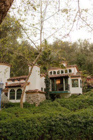 Ranchos Las Lomas is one of my favorite Southern California wedding venues. It's located in Orange County, California, and it's outdoor wedding spaces are picture-perfect. Click here to learn what I love most about it. #outdoorwedding #californiawedding Garden Wedding San Diego, Mission Wedding California, Unique California Wedding Venues, California Destination Wedding, Wedding Venues In Southern California, Estate Wedding Venues California, Small Wedding Venues Southern California, Spanish Style Wedding Venue California, Affordable Wedding Venues Southern California