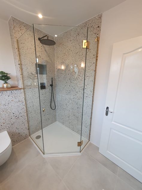 Corner Shower Ideas Bathroom, Shower Screens Ideas Small Bathrooms, Bathroom With Corner Shower Layout, Small Ensuite Bathroom Ideas Space Saving Corner Showers, Small Corner Shower Ideas, Corner Shower Ideas For Small Bathrooms, Shower Cubicle Ideas, Corner Shower Tile, Corner Shower Ideas