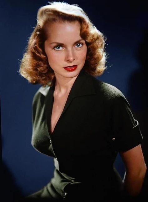 Janet Leigh, Old Pics, Hollywood Waves, Retro Photography, Girl Dad, Oil Painting Portrait, Celebrity Names, Christina Hendricks, Vintage Hairstyles