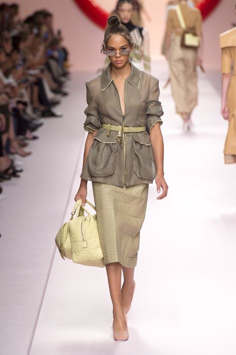 Fendi Spring 2019 Ready-to-Wear Fashion Show Collection: See the complete Fendi Spring 2019 Ready-to-Wear collection. Look 30 Elegante Casual, Runway Trends, Fashion 2018, Fashion Show Collection, Primavera Estate, Look Fashion, Spring Summer Fashion, Beautiful Outfits, Runway Fashion