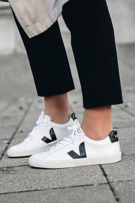 Sustainable x Stylish: Veja - The Lifestyle Files Trending Shoes For Men, Best Sandals For Men, Zapatillas Veja, Basket Veja, Sneakers Outfit Men, Veja Shoes, Veja Sneakers, Sustainable Fashion Brands, The Lifestyle