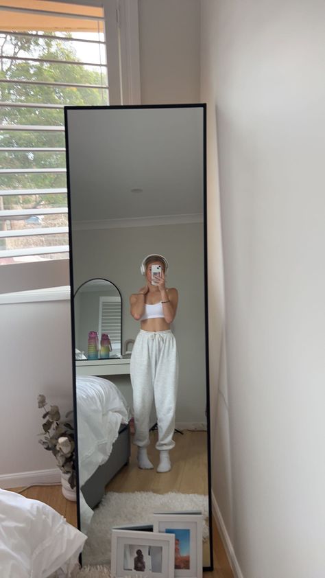 #whiteaesthetic #gymfit #trackpants #aesthetic #tiktok #outfitideas #headphones Over The Head Headphones, Beats Headphones Outfit, Beats Headphones Aesthetic, Gym Headphones, Headphones Outfit, Modeling Clothes, Headphone Outfit, Gym Girlie, Insta Aesthetic