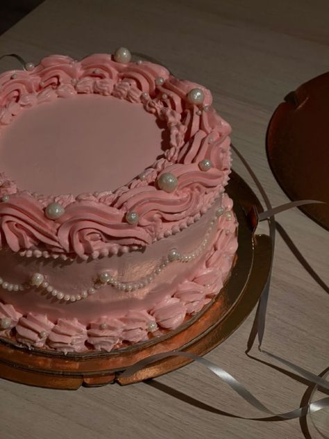 Round 18th Birthday Cake, Light Pink Bday Cake, Cakes For Teens Girls Birthday, Cake Ideas For Sweet 16, Pink Cherry Cake, Circle Birthday Cake Aesthetic, Circle Vintage Cake, Baby Pink Birthday Cake, Simple Pink Birthday Cake