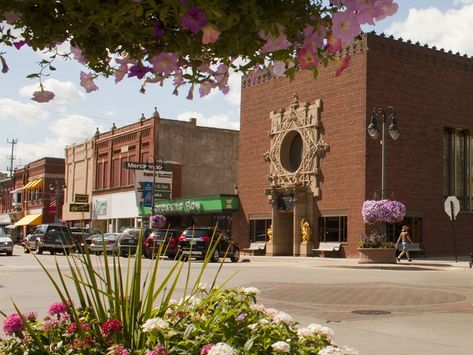 Grinnell Iowa, Amana Colonies, Iowa Travel, Louis Sullivan, Iowa State Fair, Tulip Festival, Tourism Website, United States Travel, Stained Glass Windows