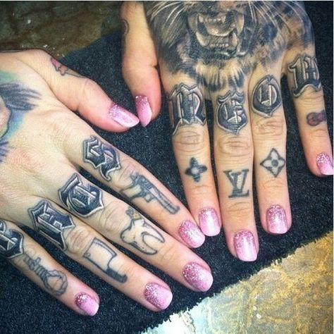 Finger tats Jeffree Star Tattoos, Finger Tattoos Ideas, Knuckle Tattoo, Wörter Tattoos, Toe Tattoos, Tiny Tattoos For Women, Small Finger Tattoos, Knuckle Tattoos, Finger Tats