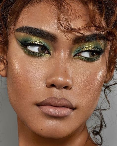 Green Eyeshadow Witch Makeup, Witch Makeup Eyeshadow, Elphaba Makeup Eye, Dark Green And Black Makeup, Green Holiday Makeup, Emerald Green Makeup Ideas, Earth Inspired Makeup, Elphaba Inspired Makeup, Jungle Makeup Ideas