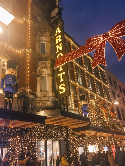 Dublin at Christmas time Irish Winter Aesthetic, Irish Christmas Aesthetic, Dublin Christmas Aesthetic, Dublin Ireland Christmas, Dublin Ireland Aesthetic Christmas, Dublin Christmas Market, Christmas In Ireland Aesthetic, Christmas In Dublin Ireland, Ireland At Christmas