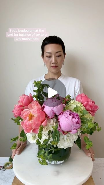 NYC Wedding and Events Florist on Instagram: "Peony Part II. Recipe: 4 hydrangea, 10 peonies, 2-3 bupleurum Most frequently asked question: Why the sprite + bleach?  Here it is! Lemon soda is great for its citric acid and sugar to help nourish the flowers, and the bleach will kill the bacteria in the water 🔪  Same concept as the last video which you should check out cuz it’s simpler. But here are the steps: 1. Leaf line the vase 2. Criss cross the hydrangea stems  3. Plug in peonies all around, in and around the hydrangeas.  4. Add your textural cute greenery or filler accent 5. Save, Like, Share, and Follow for more flower arranging 🫶" Fresh Flowers Decorations, Flower Arrangements Diy Centerpieces Tall Vases, Peonie Flower Arrangements Centerpieces, Hydrangea Flower Arrangements Vase, Listhanthus Flowers, Peony And Hydrangea Arrangement, How To Arrange Flowers Centerpieces, Peony Arrangement Ideas, Diy Large Floral Arrangements