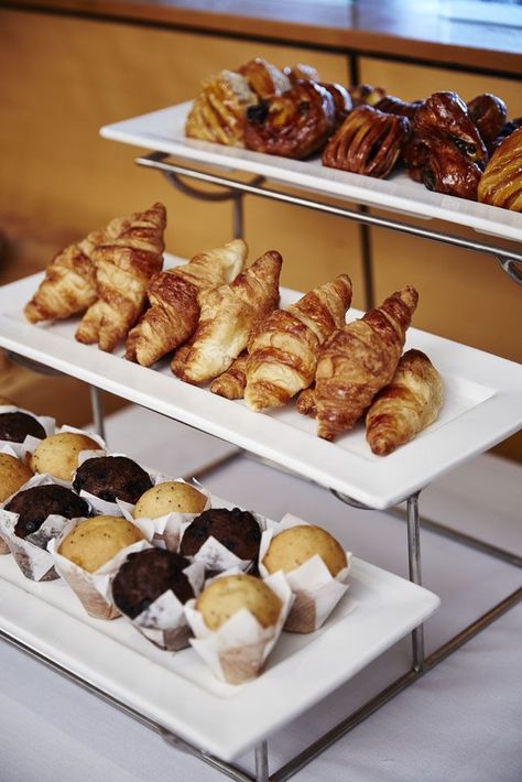 Morning Wedding Breakfast Bar, Continental Breakfast Buffet Set Up, Buffet Breakfast Aesthetic, Breakfast Hotel Ideas, Buffet Breakfast Ideas Hotel, Small Buffet Ideas Food, Hotel Breakfast Buffet Display, Breakfast Set Up Ideas Brunch Buffet, Breakfast Display Ideas