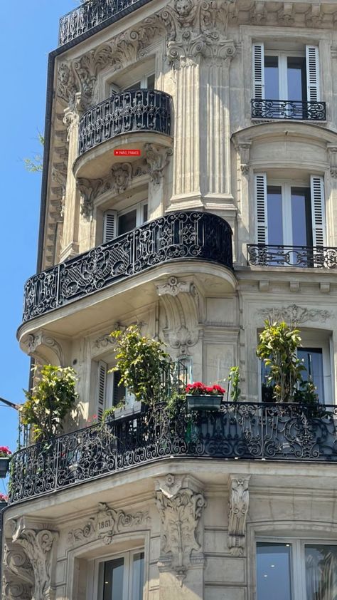 French Architecture Aesthetic, France Buildings, Rich Places, Parisian Balcony, Parisian Architecture, Architecture Classic, Home Cinema Room, Building Aesthetic, Paris Architecture