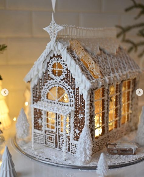 White Gingerbread Recipe, All White Gingerbread House, Architecture Gingerbread House, Gingerbread Glass House, Gingerbread House White Icing, Detailed Gingerbread Houses, Scandinavian Gingerbread House, Gingerbread House Fancy, Intricate Gingerbread House