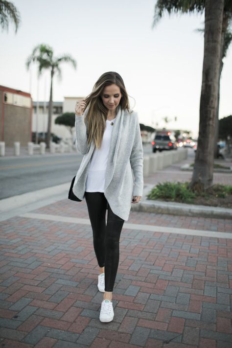 leather leggings, a cardigan sweater, white tee Leggings Outfit Casual, Leather Leggings Outfit, Cute Outfits With Leggings, Look Legging, Leather Legging, Black Leggings Outfit, White Tennis Shoes, Loungewear Outfits, Legging Outfits