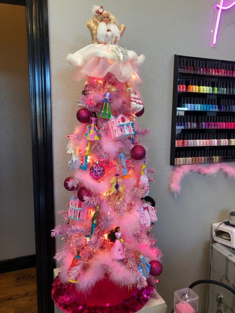 Barbie Christmas tree using McDonalds barbies from the 90’s. Topped with 1989 Barbie for my birth year. Christmas Barbie House, Barbie Christmas Tree Topper, Barbie Tree Topper, Barbie Christmas Tree Ideas, Barbie Tree, Barbie Christmas Tree, Tiny Trees, Christmas Princess, Dream Christmas