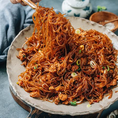 Stir Fried Vermicelli with Pork (Ma Yi Shang Shu, 蚂蚁上树) Chinese New Year Dishes, Vermicelli Recipes, Pork Noodles, Weekday Dinner, Chinese Noodles, Vermicelli Noodles, Easy Chinese Recipes, Singapore Food, Asian Noodles