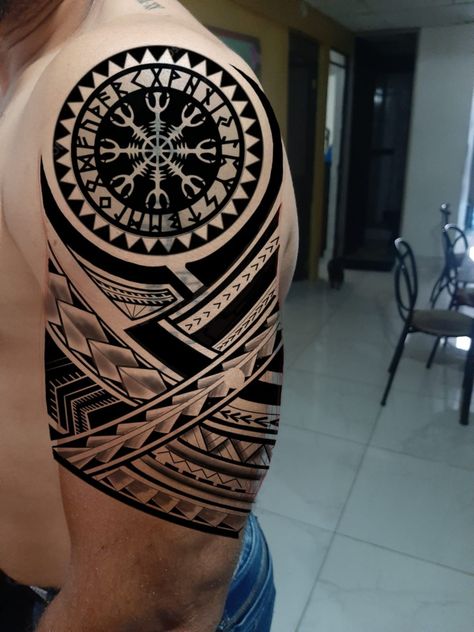 Deltoid Tattoo Men, Maori Tattoo Designs Men Arm, Chest Tattoo Cover Up, Maori Tattoo Arm, Wrist Tattoos Words, Tato Maori, Tattoo Font For Men, Tato Ikan Koi, Band Tattoos For Men