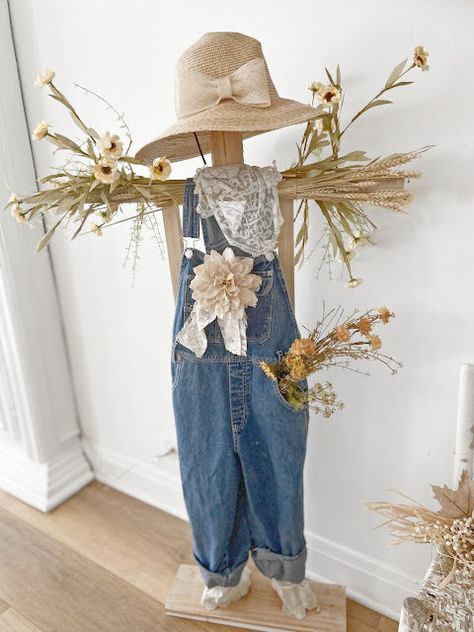 New Fall Diy Crafts, Fall Booth Decorating Ideas, Fall Farm Decor, Fall Decor Craft Ideas, Fall Booth Ideas, Falldecor Decorating Ideas Outside, Scarecrows For Fall Decor, Fall Vintage Decor, Fall Store Display Ideas