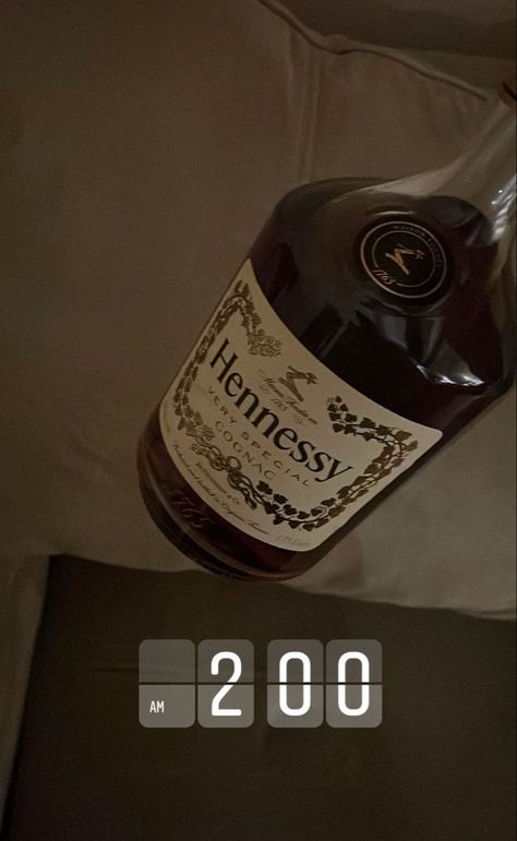 Hennessy Aesthetic, Pot Aesthetic, Hennessy Drinks, Hennessy Bottle, Pretty Alcoholic Drinks, Alcohol Party, Alcohol Aesthetic, Money On My Mind, Ice And Spice