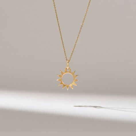 Sun Gold Necklace, Sun Jewelry, Necklace Sun, Dainty Pendant Necklace, Pendant Minimalist, Sun Necklace, Bedrooms Ideas, Sun Pendant, Celestial Necklace