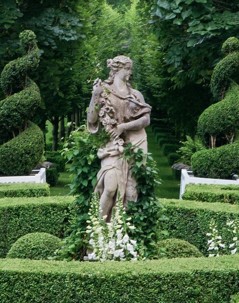 Design & Style: A Constant Thread by Carolyne Roehm - Katie Considers Beautiful Courtyards, Statues Aesthetic, Carolyne Roehm, Greek Garden, Formal Garden Design, French Gardens, Formal Garden, Classic Garden, Formal Gardens