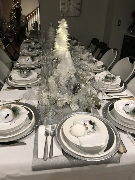 Silver and white Christmas table decorations. Christmas Decorations Dinner Table, White Christmas Table, White Christmas Party, Christmas Table Decorations Diy, Deco Table Noel, Silver Christmas Decorations, Christmas Dining Table, Christmas Dinner Table, Silver Table