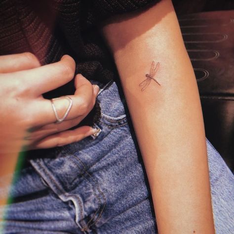 Small Dragonfly Tattoo, Dragonfly Tattoo Design, Petite Tattoos, Inspiration Tattoos, Tattoos Geometric, Cute Small Tattoos, Dragonfly Tattoo, Discreet Tattoos, Dainty Tattoos