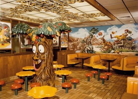 The 80s Interior on Instagram: “McDonald’s Party Room - 1981 🍔🍟 . #mcdonalds #fastfood #80smcdonalds  #retroaesthetic #80saesthetic #vintageaesthetic #retrohome…” Dead Malls, 80s Interior, 80s Design, Party Room, Childhood Nostalgia, Happy Meal Toys, Retro Home Decor, Retro Aesthetic, Historical Photos