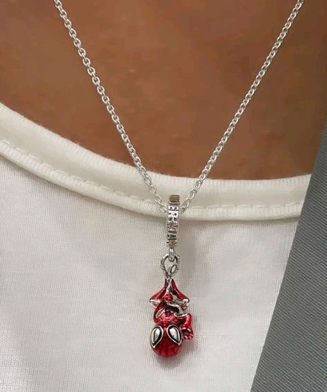 Spiderman Necklace, Boyfriend Girlfriend Pictures, Spiderman Outfit, Marvel Jewelry, Pandora Bracelet Charms Ideas, Aesthetic Gifts, Gifts Boyfriend, Spiderman Gifts, Spiderman Theme