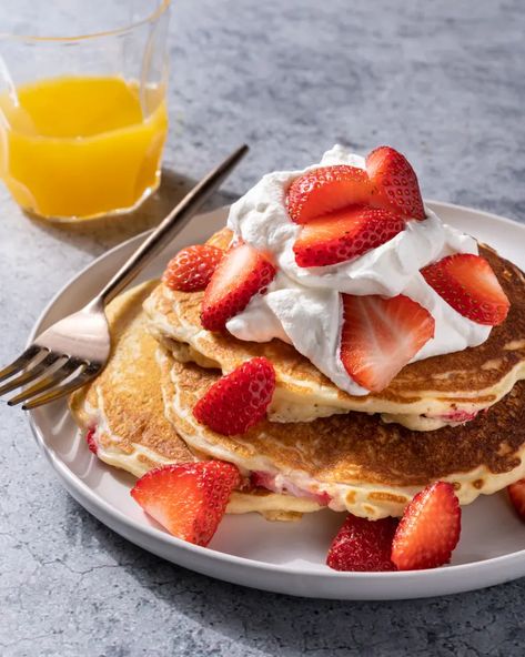 Best Strawberry Recipes, Pancakes Without Eggs, Strawberry Pancakes Recipe, Baby Recipe, Fruit Pancakes, Fresh Strawberry Recipes, Fluffy Pancake Recipe, Buttermilk Pancakes Fluffy, Strawberry Pancakes