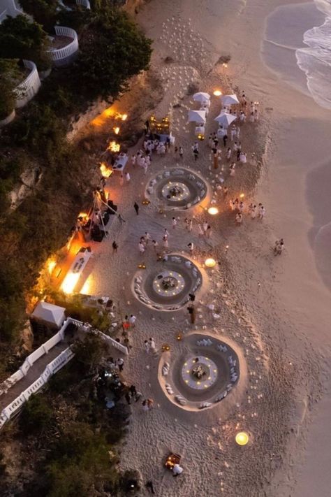 Beach Wedding Seating Ideas, Fancy Beach Party, Uk Beach Wedding, Beach Reception Ideas, Night Beach Weddings, Glam Beach Wedding, Coachella Chic, Luxury Beach Wedding, Dreamy Beach Wedding