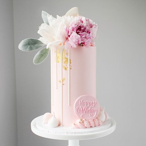 October Cake, Floral Cakes, Buttercream Cake Decorating, Beautiful Cake Designs, Elegant Birthday Cakes, Pink Birthday Cakes, Cake Decorator, Tall Cakes, Creative Birthday Cakes