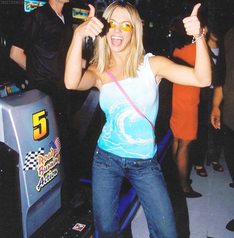 Brittney Spears 90s Aesthetic, Y2k Paparazzi Photos, 2000s Paparazzi, Y2k Celebrities, Britney Spears Paparazzi, 2000s Photos, Britney Spears Aesthetic, 2000s Celebrities, Britney Spears Outfits