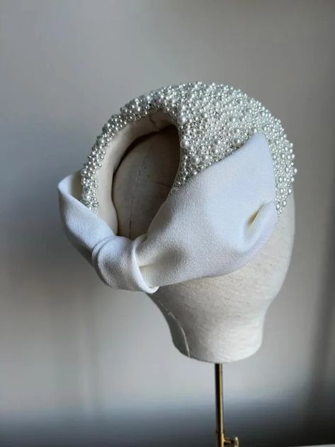 Head Piece Fashion, The Goddess Of Beauty, Pearl Hat, Bridal Hats, Goddess Of Beauty, Fascinator Hats Diy, Bridal Cap, Bridal Fascinator, Couture Hats