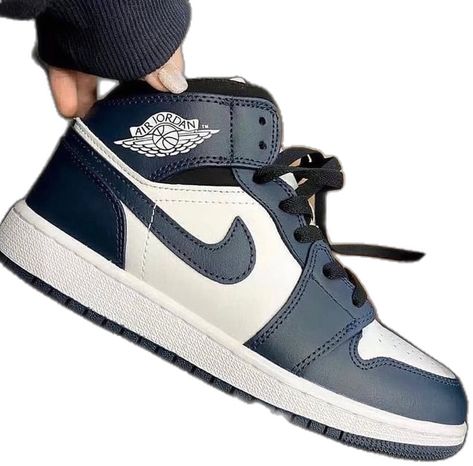 Skor Sneakers Nike, Best Air Jordan 1, Jordan 1 Shoes, Boty Nike, Cheap Jordan Shoes, Skor Sneakers, Cheap Jordan, Nike Shoes Girls, Nike Fashion Shoes