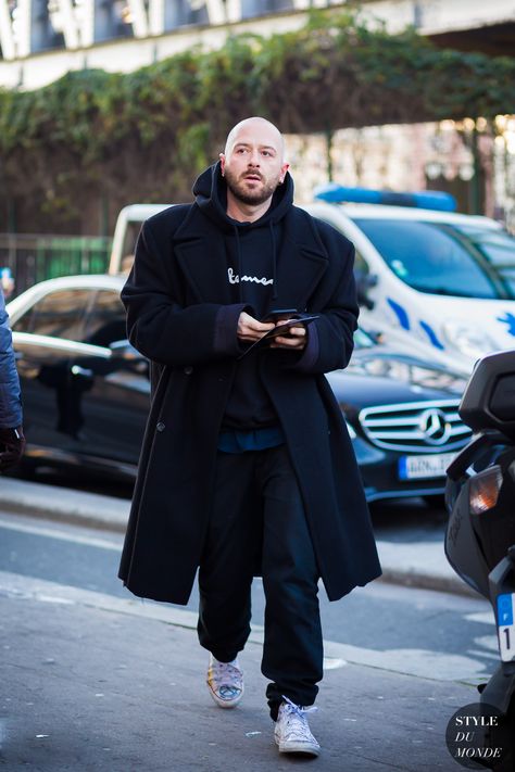 Demna Gvasalia Vetements Balenciaga designer Street Style Street Fashion Streetsnaps by STYLEDUMONDE Street Style Fashion Photography Demna Gvasalia Balenciaga, Demna Gvasalia Style, Demna Gvasalia Vetements, Balenciaga Demna, Balenciaga Street Style, Outfit Photography, Balenciaga Style, Paris Mens Fashion, Demna Gvasalia