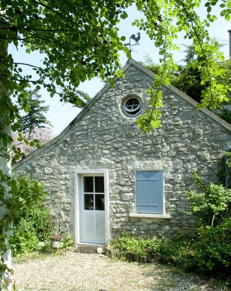 Small European Cottage, Old Small Cottage, Old Stone Cottage Exterior, French Country Tiny House Cottage Style, Small French Cottage, Stone Cottages Interior, Funky Buildings, Scottish Stone Cottage, Southern France Countryside House