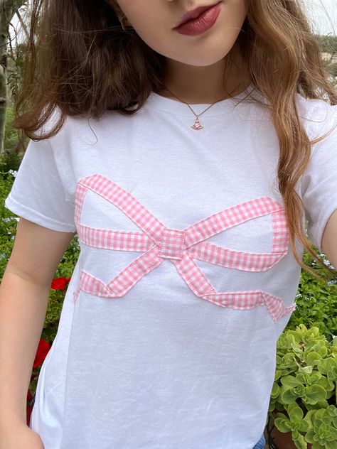 Handsewn pink gingham bow on graphic white tee made by me! @_lindy on depop. Coquette and super Sandy Liang. Patchwork Clothes, Aesthetic Streetwear, Baby Graphic Tees, Fit Summer, Top Streetwear, Retro T Shirt, Streetwear Casual, Short Sleeve Cropped Top, Mode Inspo