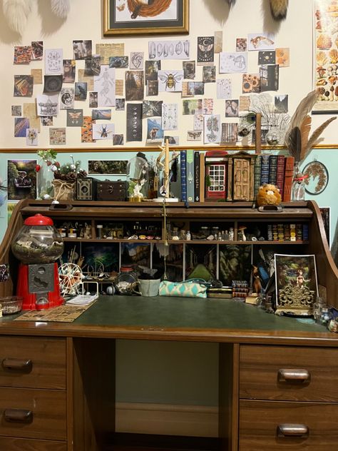 Desks Aesthetic Vintage, Desk Aesthetic Grunge, Desk Ideas Aesthetic Grunge, Vintage Desk Setup Aesthetic, Desk Ideas Maximalist, Grunge Desk Setup, Cluttered Desk Aesthetic, Grunge Desk Ideas, Vintage Indie Bedroom