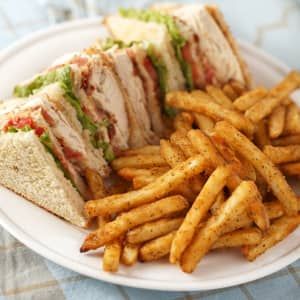 What Does The ‘Club’ In Club Sandwich Really Mean? Club Sandwich Recipe, Easy Sandwiches, Club Sandwich Recipes, Summer Sandwiches, Easy Sandwich Recipes, Turkey Burger Recipes, Chicken Sandwich Recipes, Traditional Recipes, Simple Sandwiches