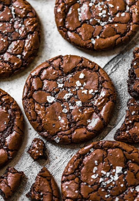 Fudgy Brownie Crinkle Cookies 12 Cookie Recipe, Brownie Crinkle Cookies, Resepi Roti, Fudgy Brownie, Cookie Recipes Homemade, Cakes Recipes, Crinkle Cookies, Läcker Mat, Fudgy Brownies