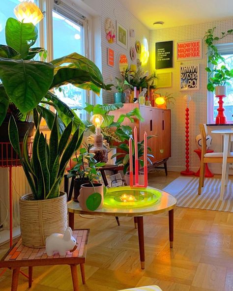 Colorful Maximalist Bedroom, Earth Tone Bedroom, Earth Tone Living Room, Houseplant Decor, Maximalist Living Room, Teens Bedroom, Colorful Room, Apartment Deco, Green Apartment