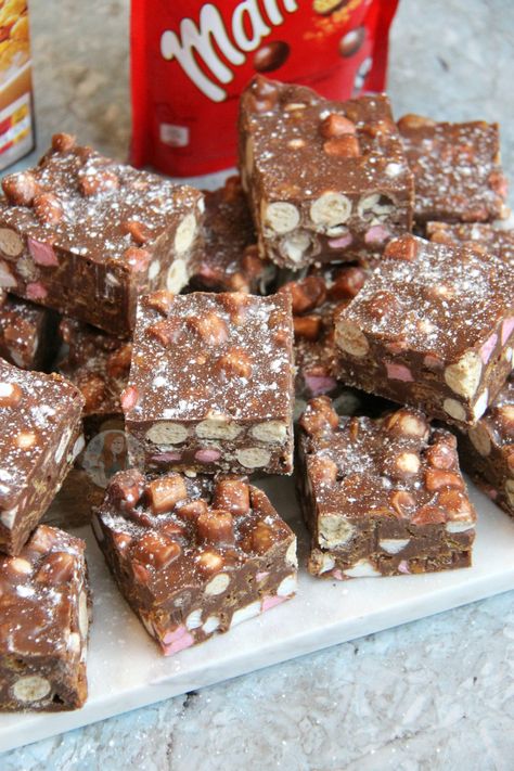 A delicious twist on a classic – Cornflake & Malteser Rocky Road! Perfect for a party, or just as a good snack!  I know Rocky... Malteser Rocky Road, Cornflake Cake, Squares Recipes, Bun Recipes, Rocky Road Fudge, Maltese Recipes, Rocky Road Recipe, Janes Patisserie, Tray Bake Recipes