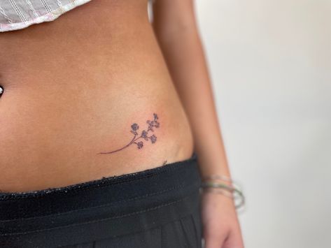 Dainty Flower Tattoos Arm, Stomach Flower Tattoo, Small Waist Tattoos, Waistline Tattoos Women, Low Stomach Tattoo, Lower Waist Tattoo, Hip Bone Tattoos, Hip Flower Tattoo, Lower Stomach Tattoo