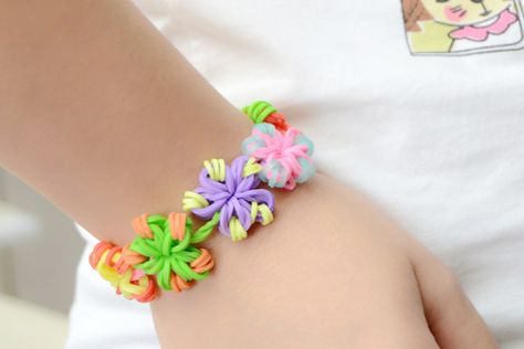 Easy DIY Instruction on Making a Candy Color Loom Flower Bracelet Stretch Bracelets Diy, Braided Bracelet Tutorial, Loom Band Patterns Instructions, Flower Loom, Loom Band Patterns, Rainbow Loom Bracelets Easy, Loom Band Bracelets, Making Candy, Rubber Band Crafts