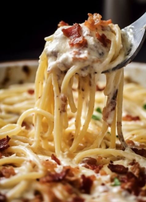 I'm head over heels for this dish. It's my third time cooking it within this week Spaghetti With Bacon, Cream Cheese Spaghetti, Spaghetti Ingredients, Cheese Baked, Bacon Pasta, Salad Pasta, Pasta Dinners, Pasta Dinner Recipes, Baked Spaghetti