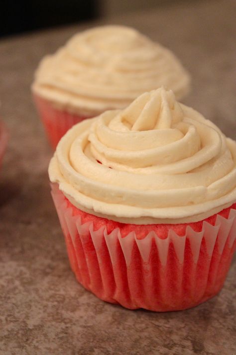 Flour Frosting Recipe, Flour Frosting, Recipes Using Flour, Pink Velvet Cupcakes, Fluffy Frosting, Vanilla Recipes, Cupcake Wars, Velvet Cupcakes, Cupcake Frosting