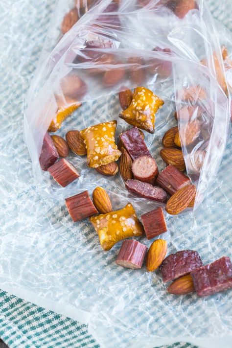 Easy DIY Protein Lover's Trail Mix- Customisable and perfect for any weather! Diy Camping Snacks, Diy Trail Mix Recipe, Protein Snack Packs, Make Ahead Camping Food, Adventure Snacks, Healthy Road Trip Snacks, Trail Food, Trip Snacks, Camping Snacks