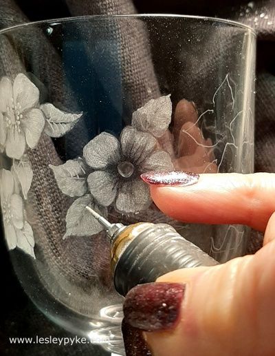 Lesley Pyke Glass Engraver está creando Glass Engraving lessons / Engraved glass tuition / glass etching | Patreon Artisan Pen, Glass Etching Art, Diy Engraving, Engraving Pen, Dremel Carving, Wood Jewelery, Graphic Shirt Design, Glass Engraving, Silhouette Stencil