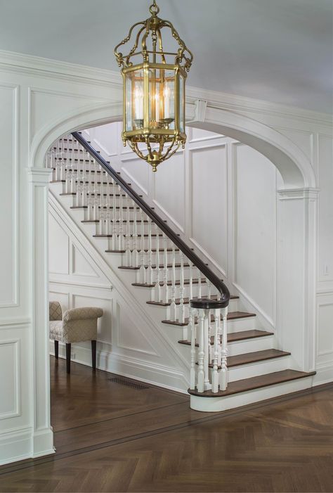 American Style House Interiors, Colonial Staircase, American Colonial Style, Colonial House Interior, American Style House, American Style Interior, Colonial Style House, House Staircase, Colonial Interior